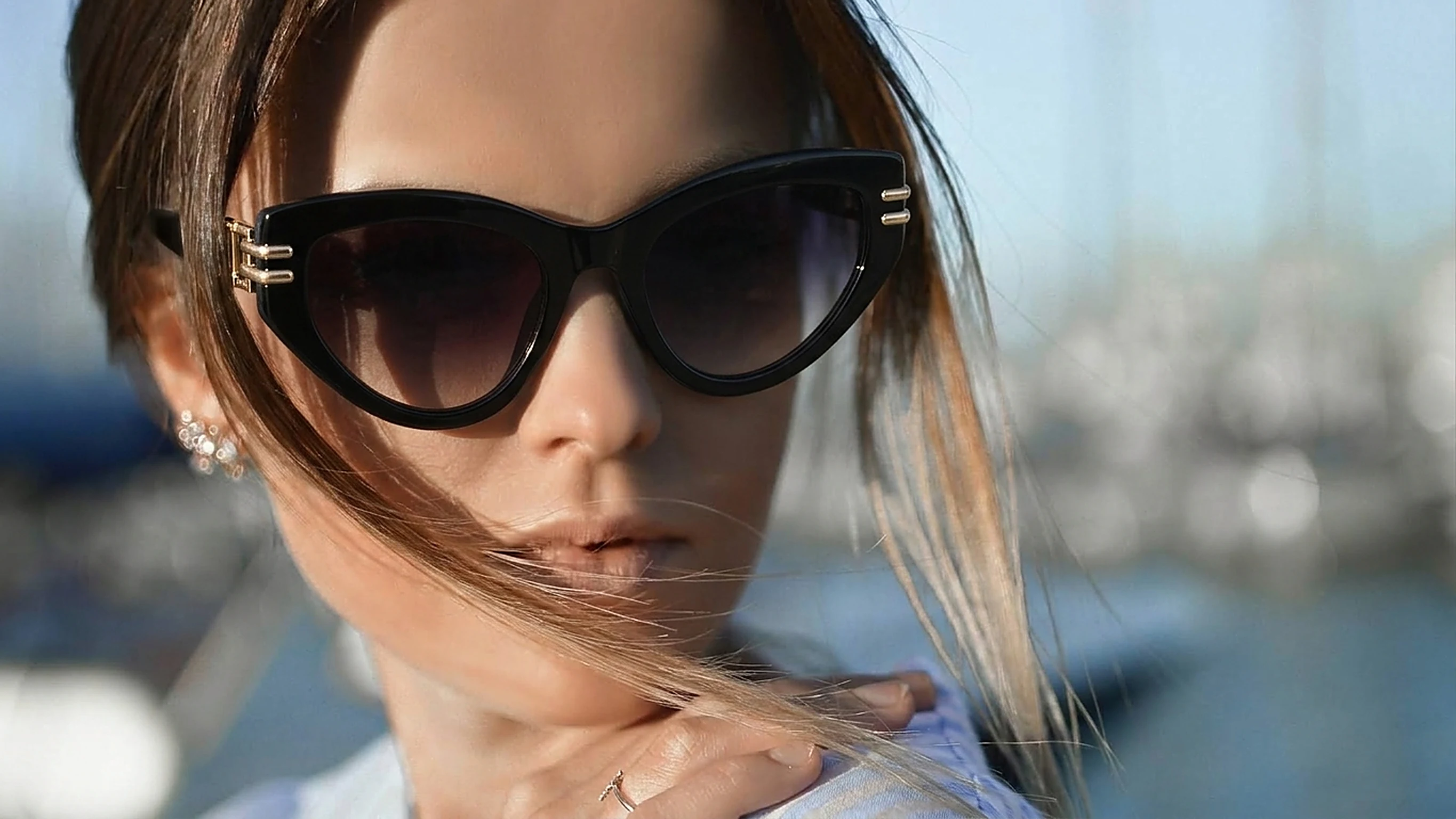 Donna con occhiali da sole Twinset cat-eye neri al porto — Stylottica Ceglie